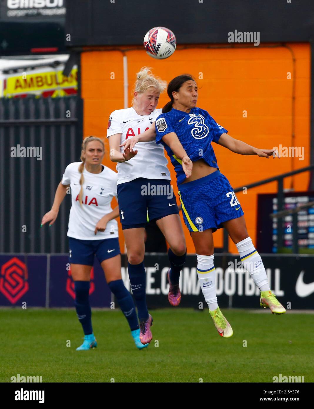 BARNET, INGHILTERRA - APRILE 24: L-R Chelsea Women Sam Kerr ed Evelina Summanen di Tottenham Hotspur Women durante Barclays fa Women's Super League betwee Foto Stock