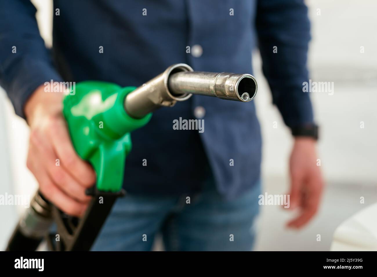 Durante la crisi energetica, il serbatoio di rifornimento del veicolo alla stazione di servizio è stato tagliato in modo irriconoscibile dall'uomo Foto Stock