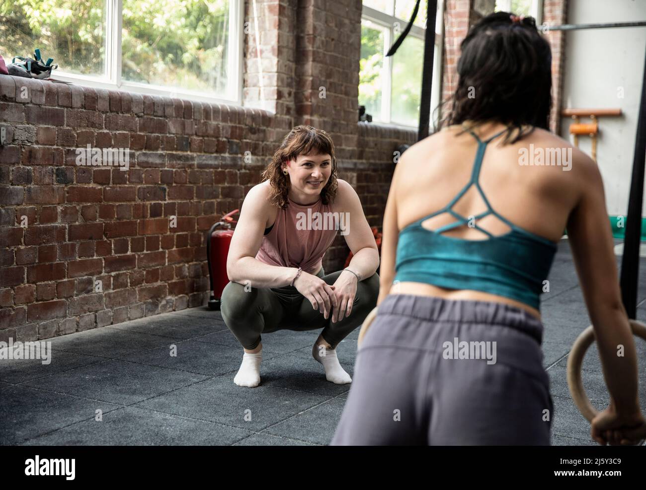 Sorridenti donne amici che si allenano in palestra Foto Stock