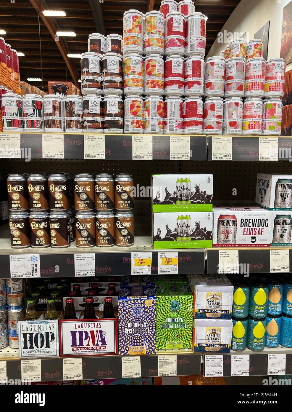 Selezione di birre artigianali non alcoliche in vendita presso il Binny's Beverage Depot Foto Stock