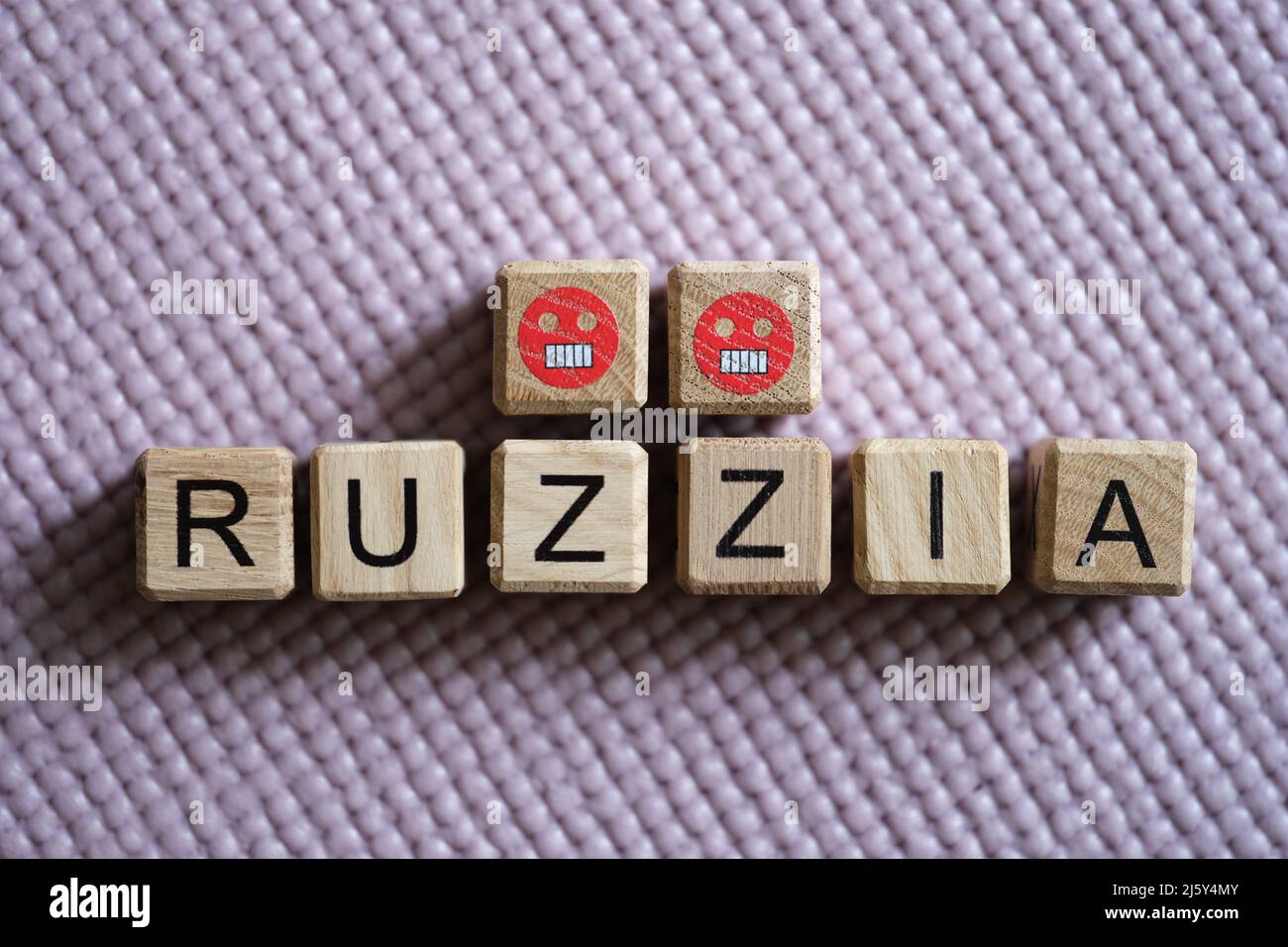 Parola Russia con simbolo Z su cubi di legno con emoticon arrabbiate Foto Stock