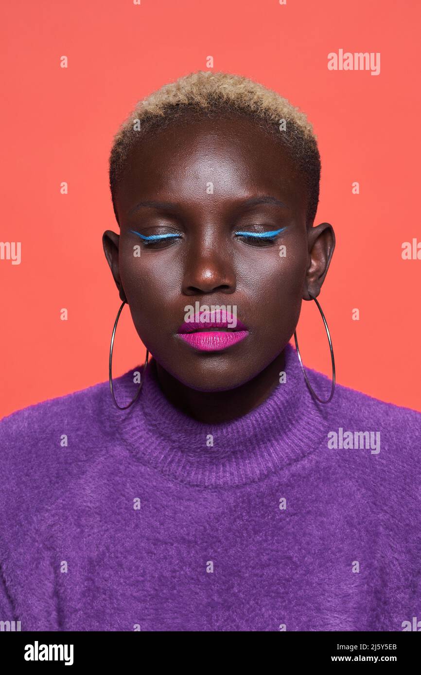 Primo piano il ritratto di una donna africana emozionale e composta è una sessione in studio Foto Stock