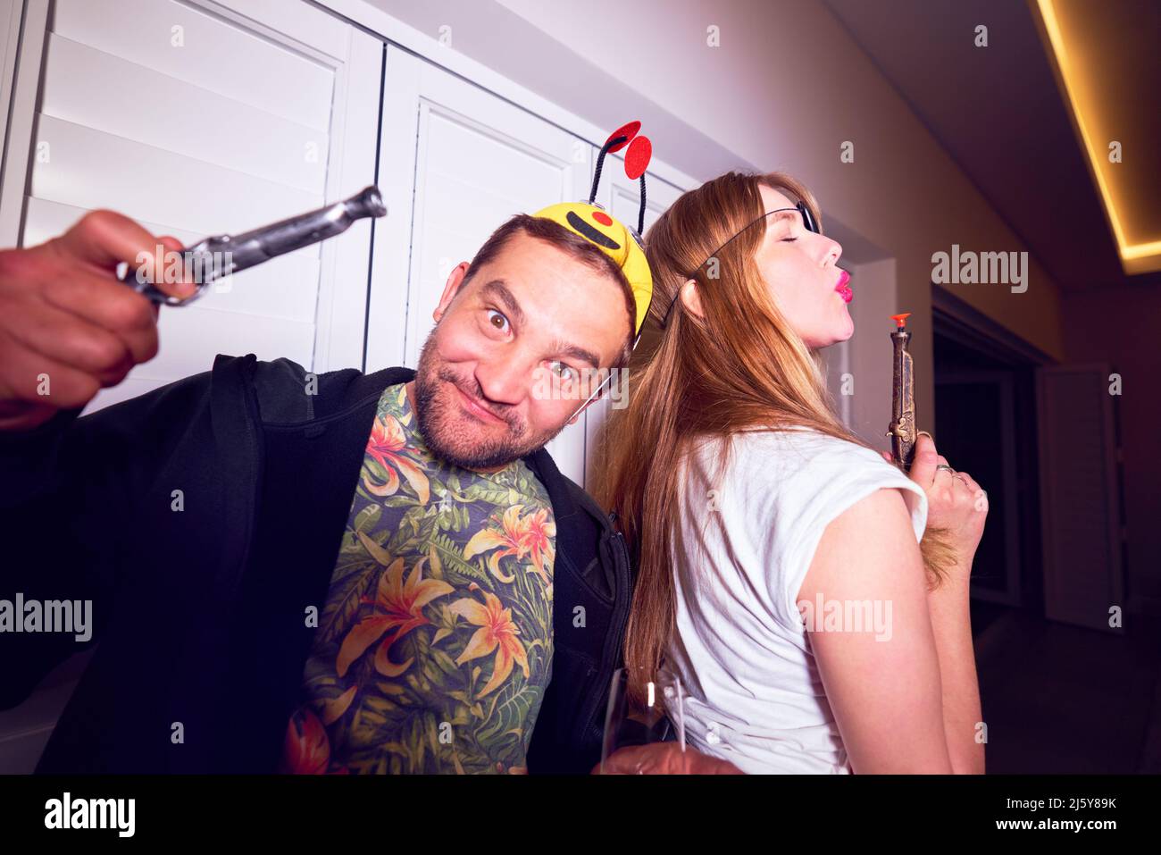 Ritratto divertente coppia in costumi Foto Stock