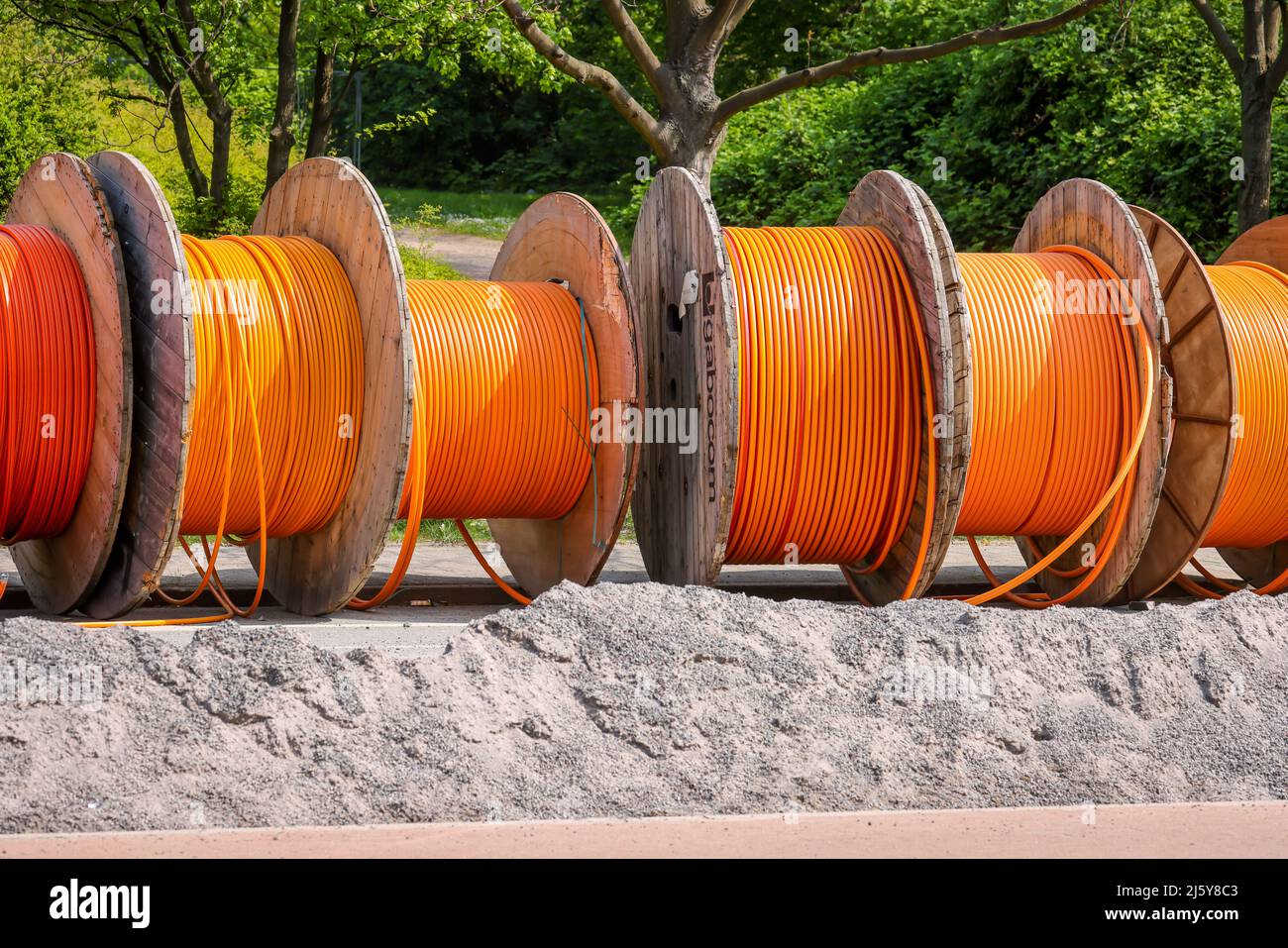 Duisburg, Renania Settentrionale-Vestfalia, Germania - espansione Internet a banda larga, posa in cantiere di cavi in fibra ottica, avvolgicavo in fibra ottica c Foto Stock