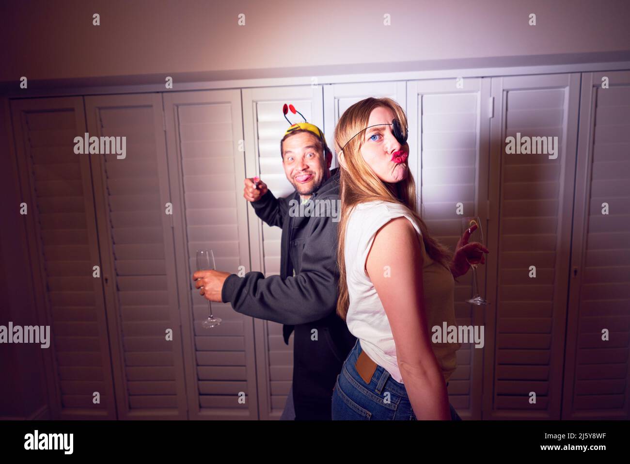 Ritratto divertente, sciocco coppia in costumi Foto Stock