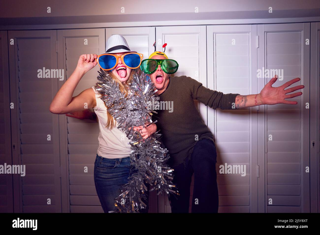 Ritratto felice, divertente coppia in silly oversize occhiali Foto Stock