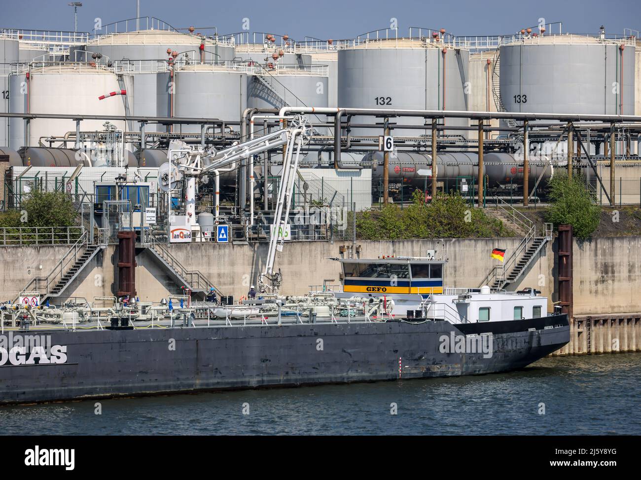 Duisburg, Renania Settentrionale-Vestfalia, Germania - Porto di Duisburg, Duisburg Ruhrort, Isola del petrolio, petroliera GefoGas al largo della fattoria TanQuid per i prodotti petroliferi minerali Foto Stock