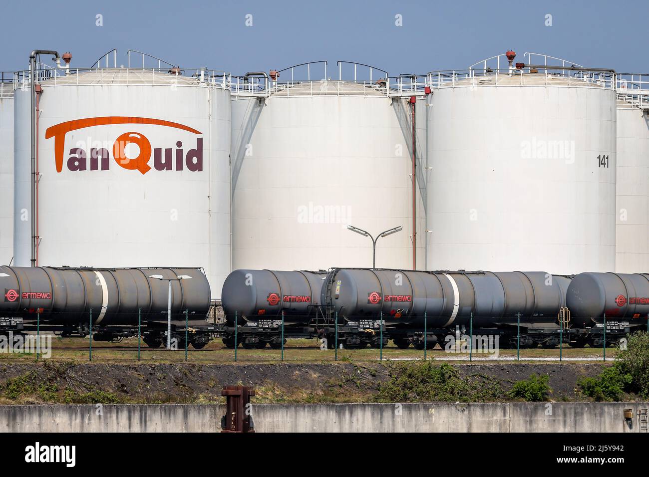 Duisburg, Renania Settentrionale-Vestfalia, Germania - Porto di Duisburg, Duisburg Ruhrort, Isola del petrolio, TanQuid Tank Farm per prodotti di olio minerale, olio combustibile, chimica Foto Stock