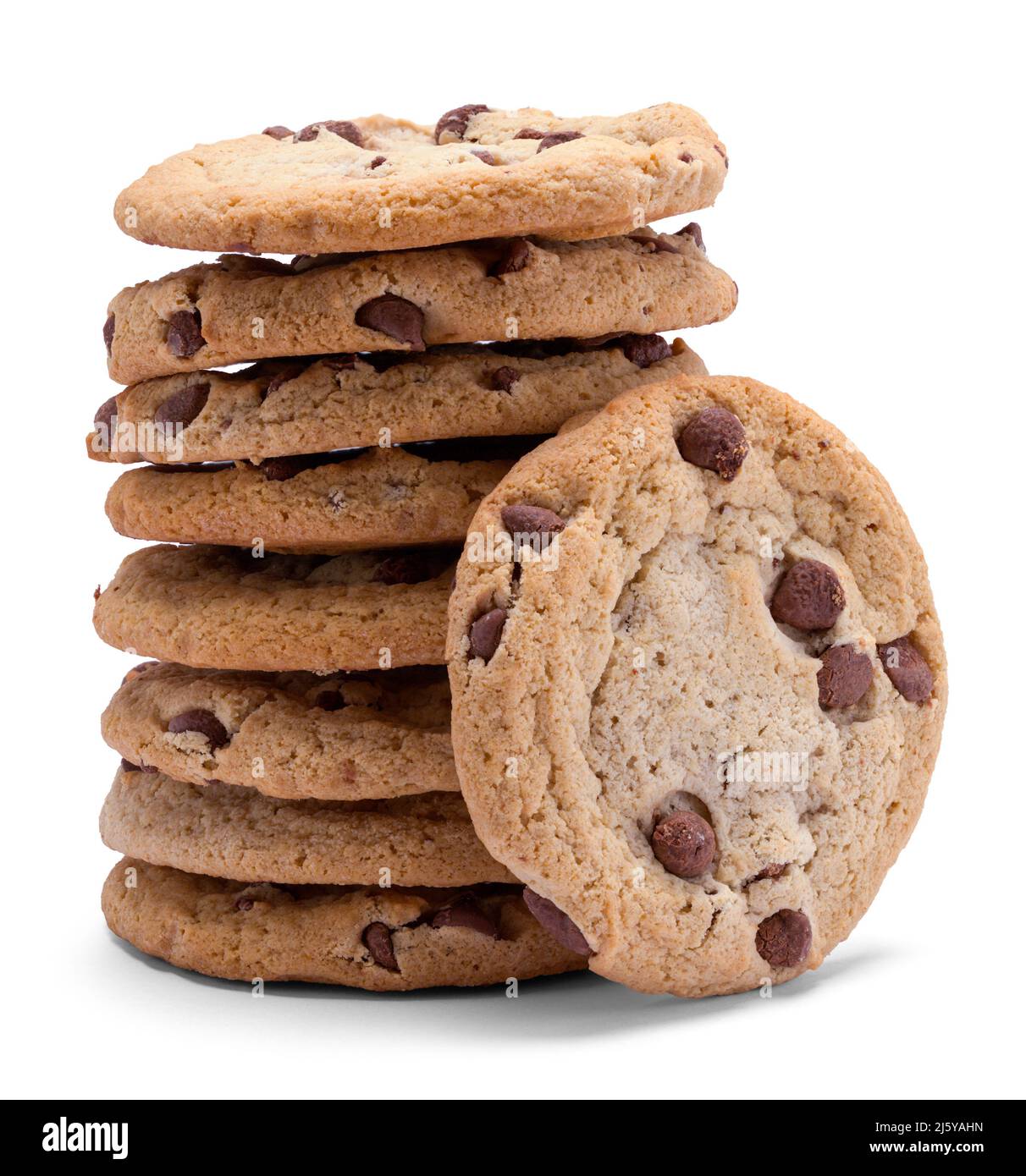 Pila di biscotti al cioccolato tagliati su bianco. Foto Stock