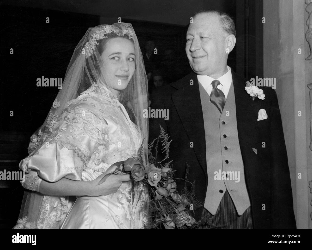 La foto deve essere accreditata ©Alpha Press 050000 09/02/1957 la sig.ra Elizabeth Rees-Williams arriva alla chiesa di Notre Dame des France in Leicester Square, Londra con suo padre Lord Ogmore David Rees-Williams. Matrimonio di Richard Harris e Elizabeth Rees-Williams Foto Stock