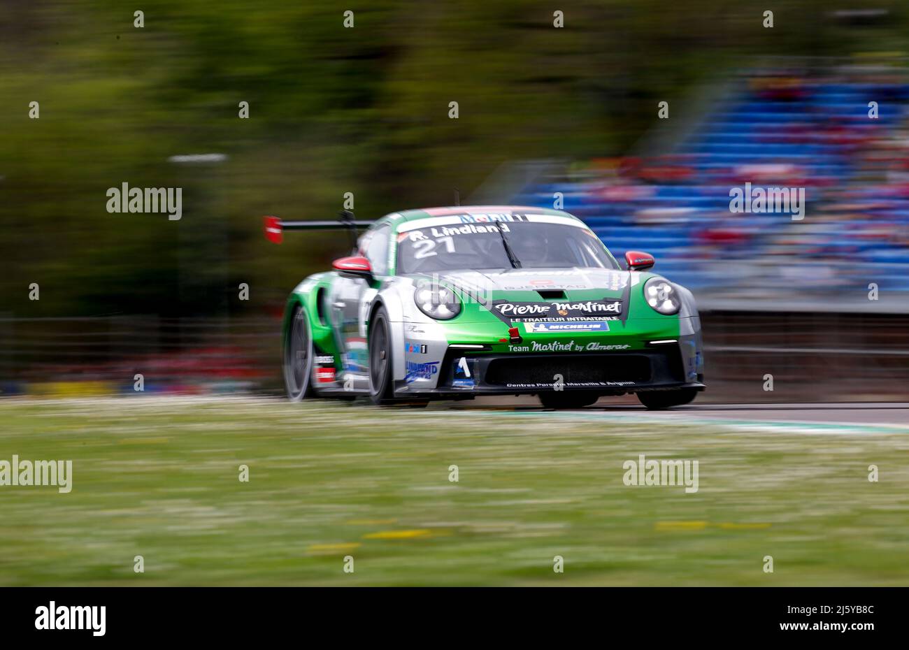 Imola, Italia. 23rd Apr 2022. #21 Roar Lindland (N, Pierre Martinet di Almeras), Porsche Mobil 1 Supercup ad Autodromo Enzo e Dino Ferrari il 23 aprile 2022 a Imola, Italia. (Foto di ALTO DUE) credito: dpa/Alamy Live News Foto Stock