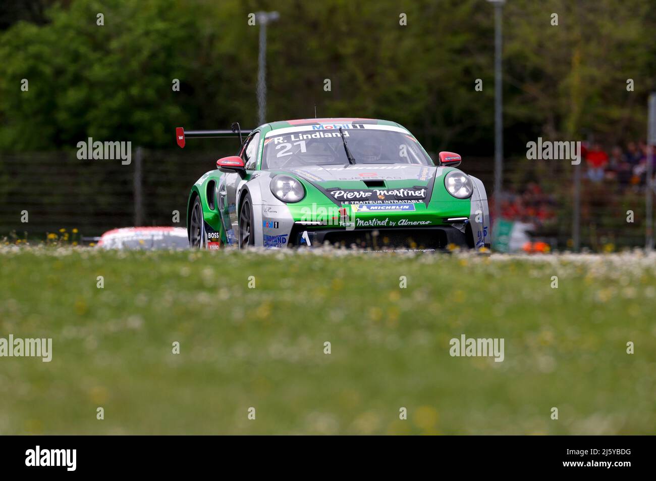 Imola, Italia. 23rd Apr 2022. #21 Roar Lindland (N, Pierre Martinet di Almeras), Porsche Mobil 1 Supercup ad Autodromo Enzo e Dino Ferrari il 23 aprile 2022 a Imola, Italia. (Foto di ALTO DUE) credito: dpa/Alamy Live News Foto Stock