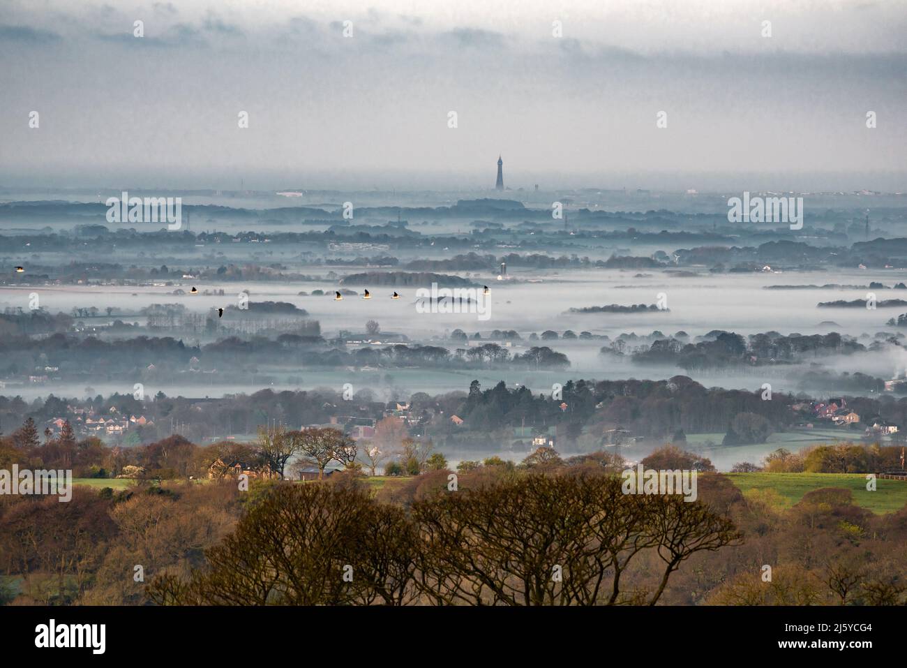 Vista sul Fylde verso Blackpool, Lancashire in una mattina maledica. Foto Stock