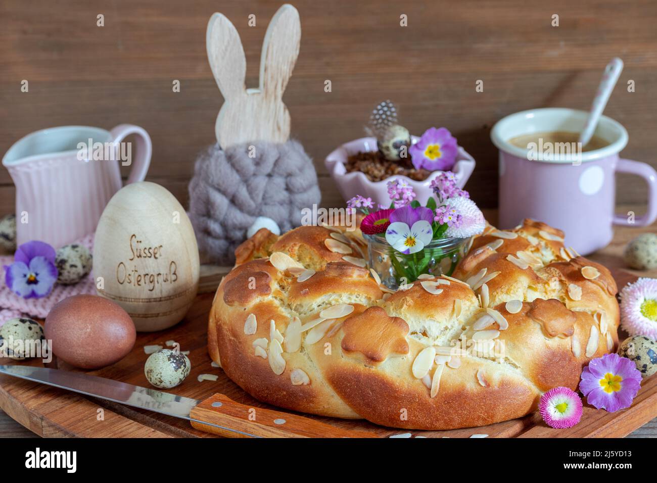 pasqua lievito corona tavolo di pasqua decorazione Foto Stock