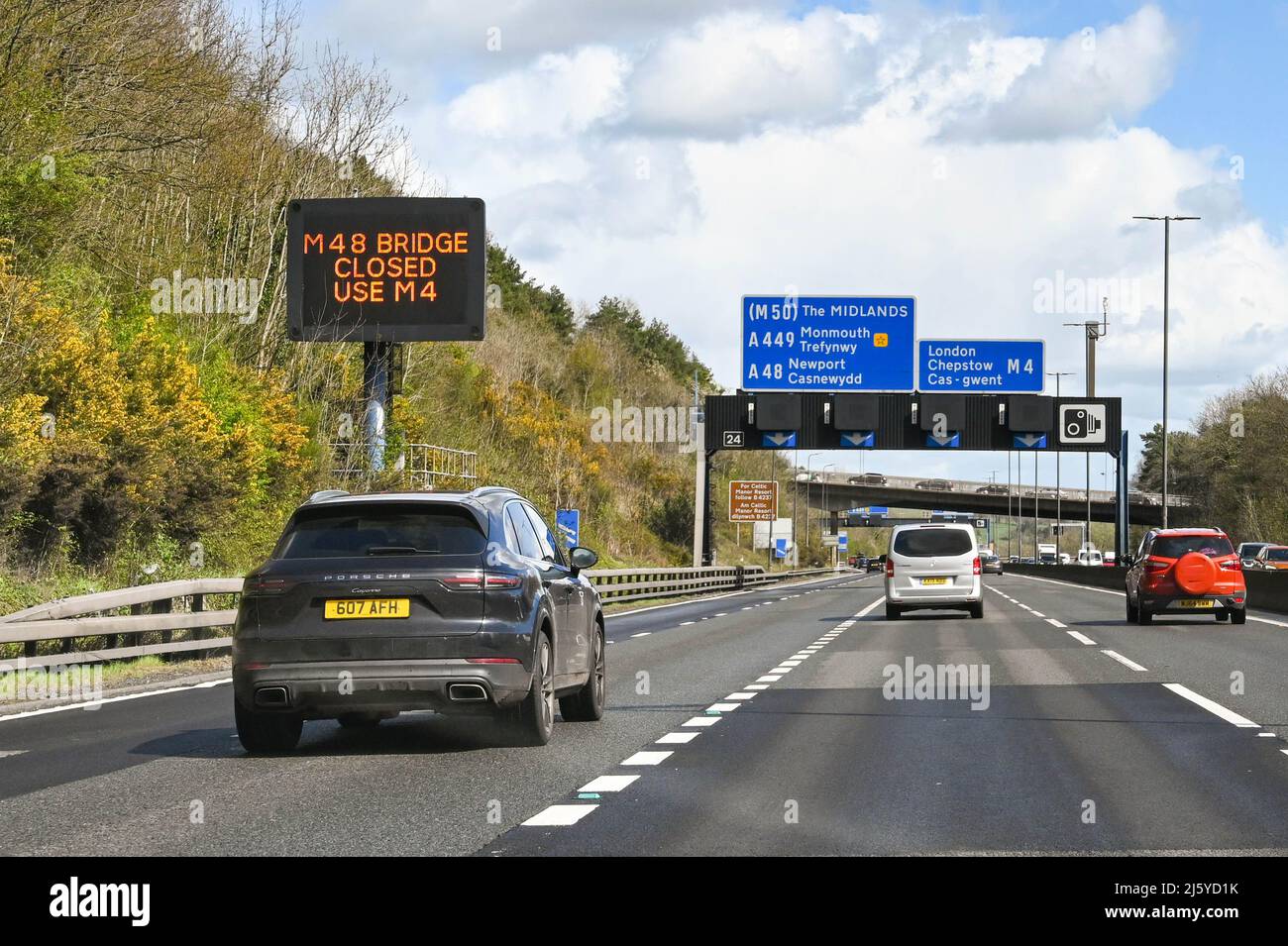 Newport, Galles - Aprile 2022: L'auto passa attraverso un cartello stradale che indica che il ponte originale Severn è chiuso, cosa che spesso accade quando ci sono venti alti Foto Stock