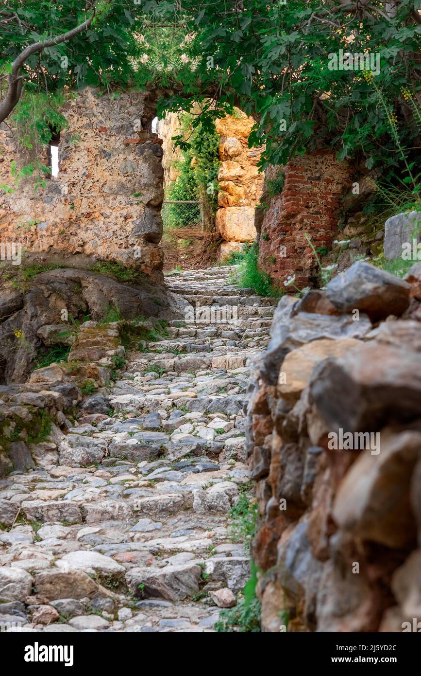 Scalini di pietra nella vecchia città turca su una collina ad Alanya, Turchia. Foto Stock