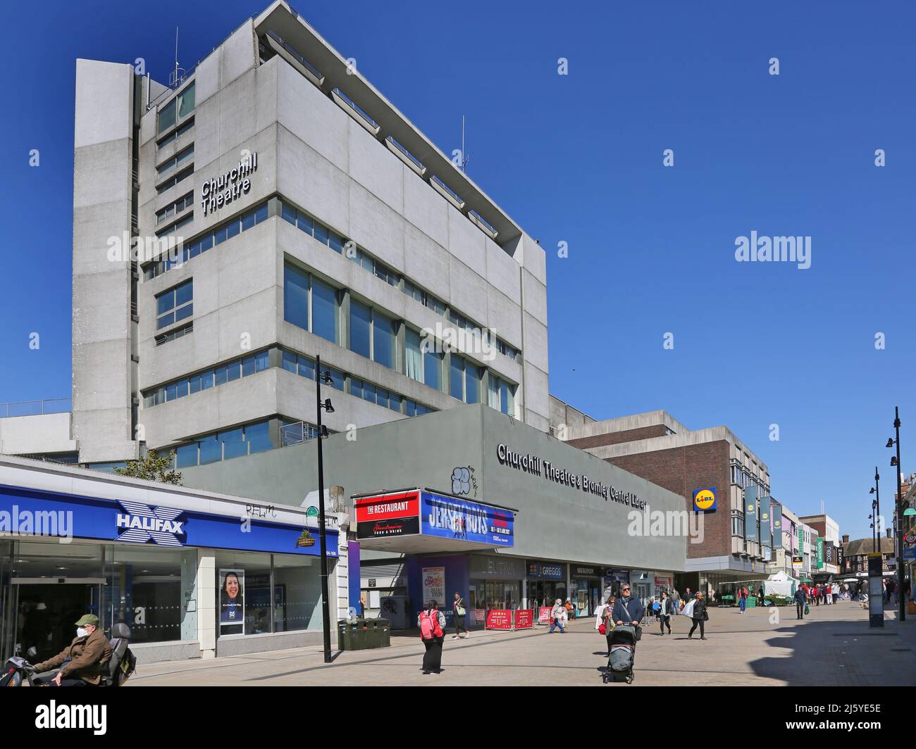 Bromley Town Center, strada dello shopping trafficata. Mostra l'area pedonale di High Street e Churchill Theatre. Foto Stock
