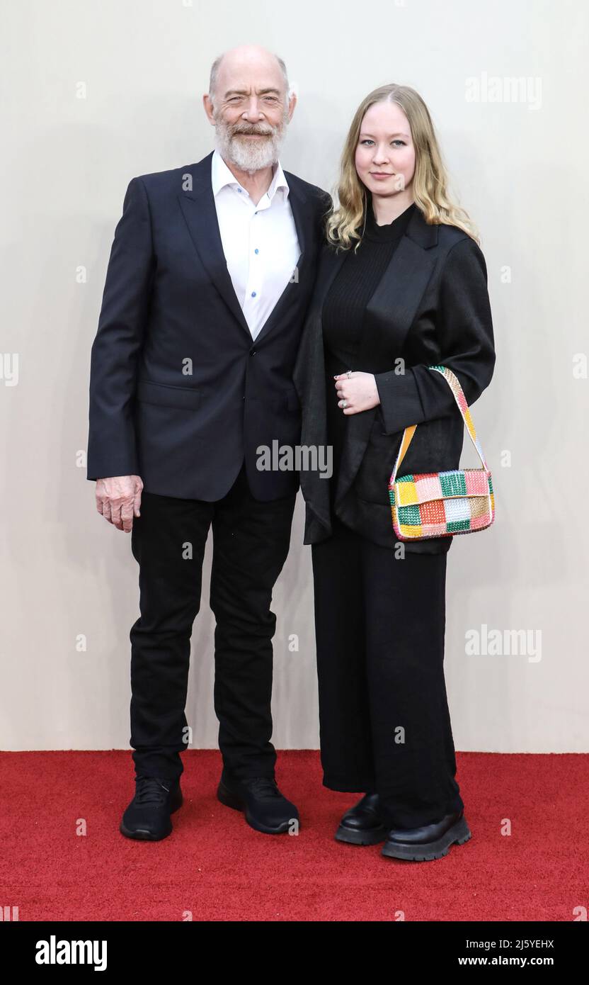 La foto deve essere accreditata ©Alpha Press 085001 25/04/2022 JK Simmons e la figlia Olivia Downton Abbey A New era World Premiere a Londra Foto Stock