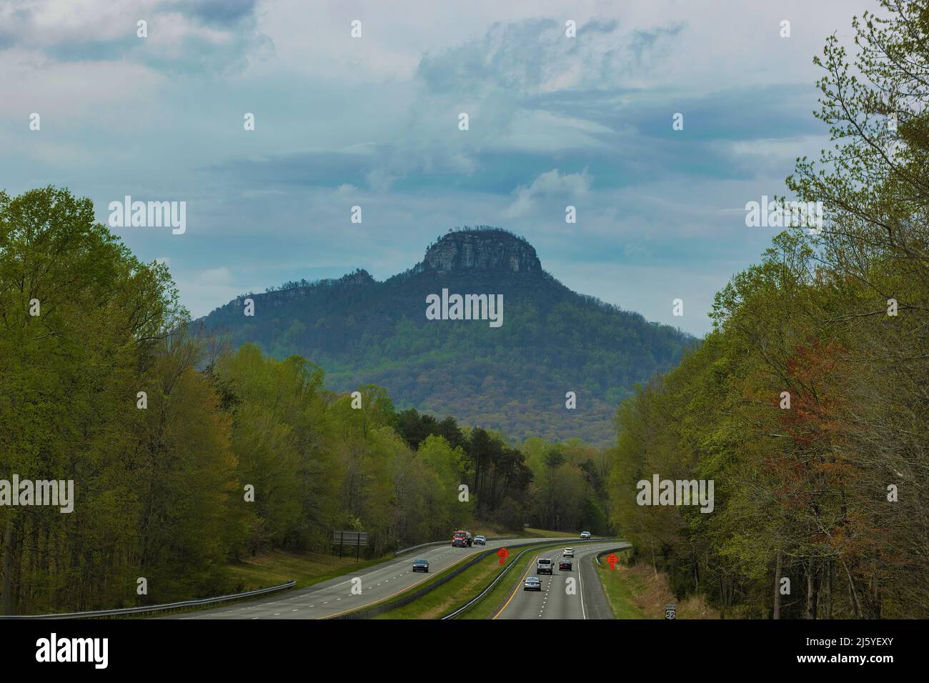 Pilot Mountain, North Carolina, USA ' 13 aprile 2022: Catturato attraverso un parabrezza durante il viaggio autostrada 52, Pilot Mountain. Foto Stock