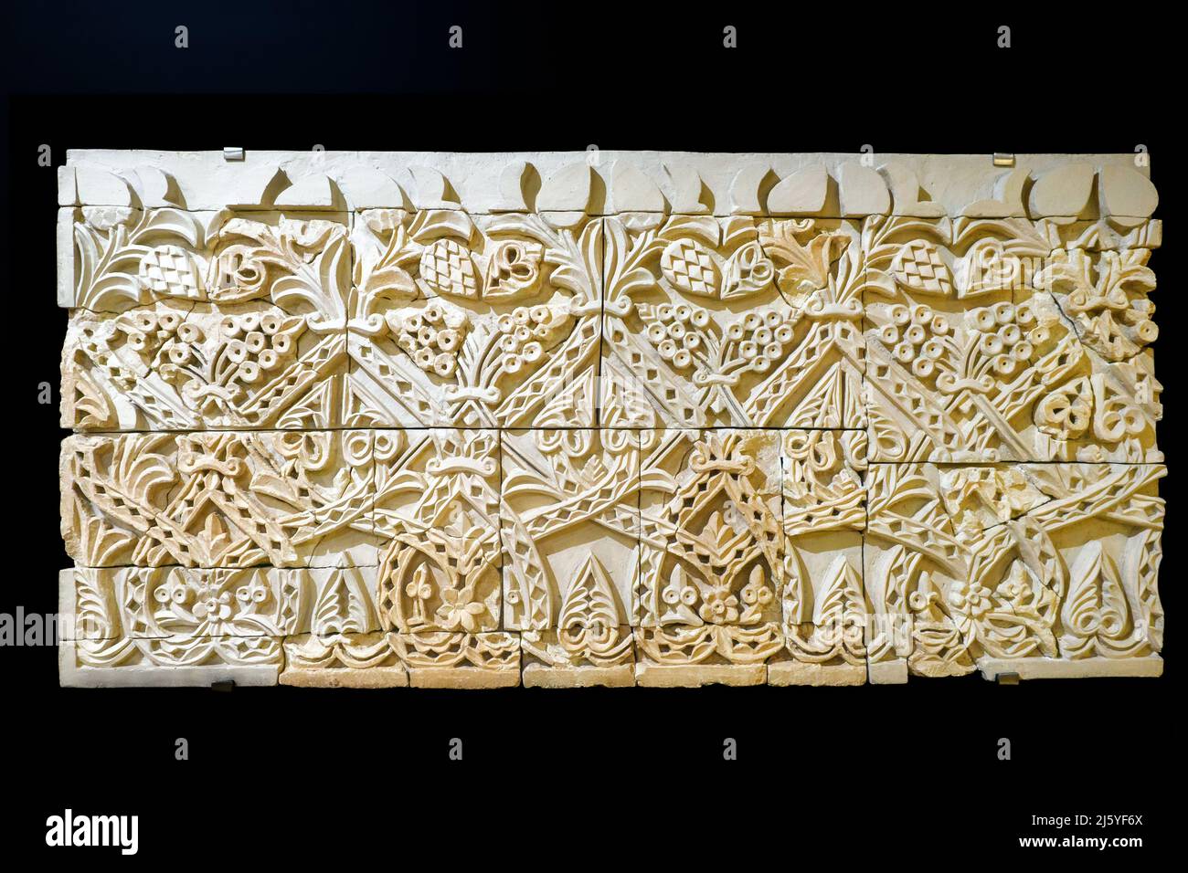 Tawriq (motivo di piante stilizzate) fregio califal. Fine del 10th secolo calcare Cordoba. Fattoria di warden Archeologia e Museo Etnologico di Cordoba Foto Stock