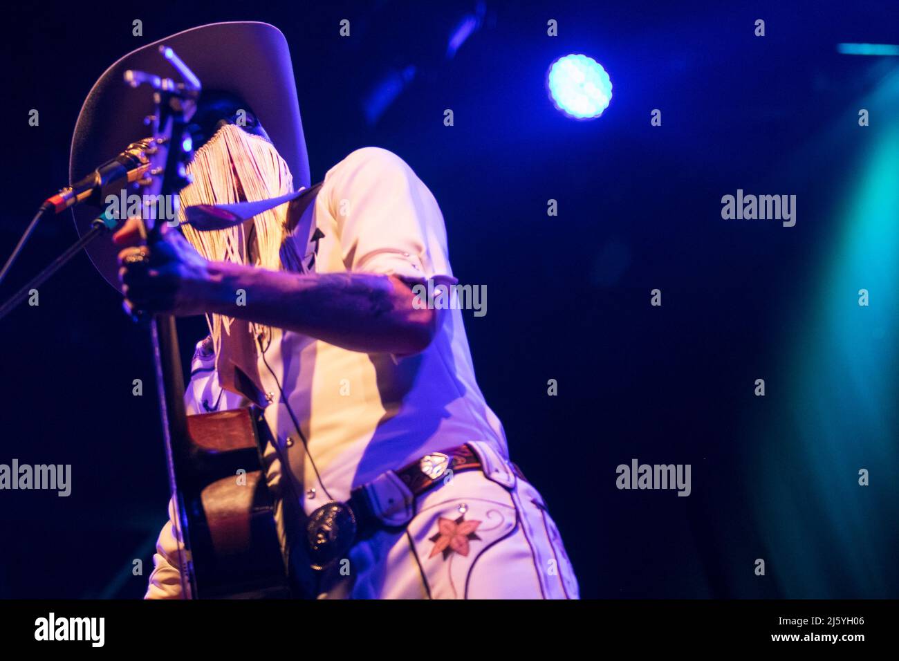 Orville Peck esegue il suo eclettico mix di fuorilegge psichedeliche il lunedì 25th aprile 2022 a Humphrey's by the Bay a San Diego, California. Il Sig. Peck è del Sudafrica e ha sede in Canada. Recentemente ha suonato anche a Coachella 2022 e le sue influenze includono goth, punk, rock, country e pop. (Foto di Rishi Deka/Sipa USA). Credit: Sipa USA/Alamy Live News Foto Stock