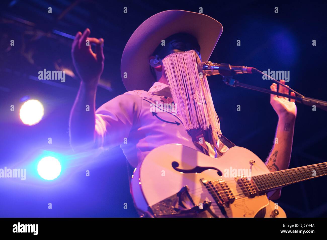 Orville Peck esegue il suo eclettico mix di fuorilegge psichedeliche il lunedì 25th aprile 2022 a Humphrey's by the Bay a San Diego, California. Il Sig. Peck è del Sudafrica e ha sede in Canada. Recentemente ha suonato anche a Coachella 2022 e le sue influenze includono goth, punk, rock, country e pop. (Foto di Rishi Deka/Sipa USA). Credit: Sipa USA/Alamy Live News Foto Stock