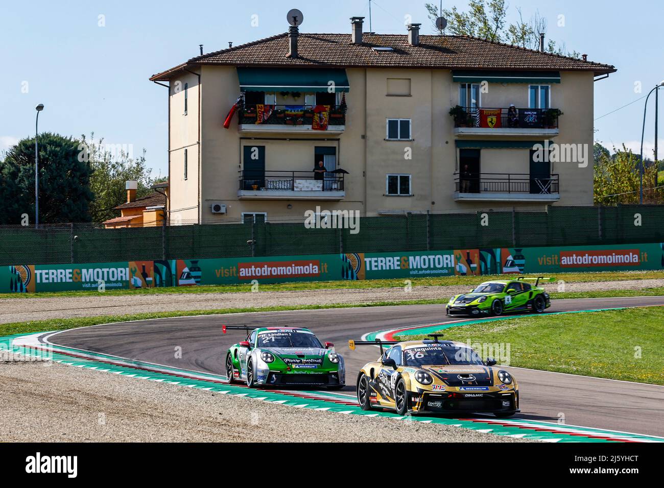 Imola, Italia. 23rd Apr 2022. #16 Simone Iaquinta (i, Dinamic Motorsport SRL), #21 Roar Lindland (N, Pierre Martinet di Almeras), Porsche Mobil 1 Supercup ad Autodromo Enzo e Dino Ferrari il 23 aprile 2022 ad Imola, Italia. (Foto di ALTO DUE) credito: dpa/Alamy Live News Foto Stock