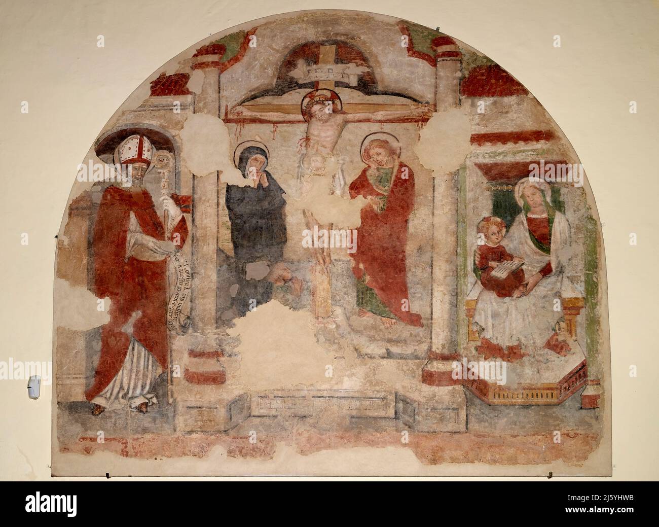 Crocifissione con la Vergine ,S.Giovanni Evangelista,un santo vescovo e Madonna col Bambino in trono - affresco - pitore emiliano della fine del XIV Foto Stock