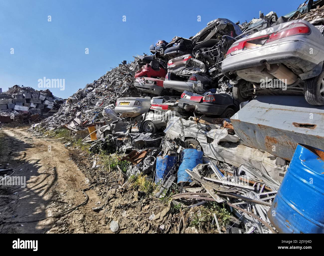 Cumulo di vari rottami auto e altri metalli su un deposito spazzatura pronto riciclaggio industria. Foto Stock