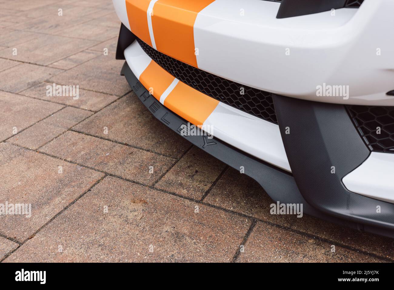 Slovenia, Lubiana - Marzo 24 2022: Ford Mustang Shelby GT350 bianco con strisce arancioni Foto Stock