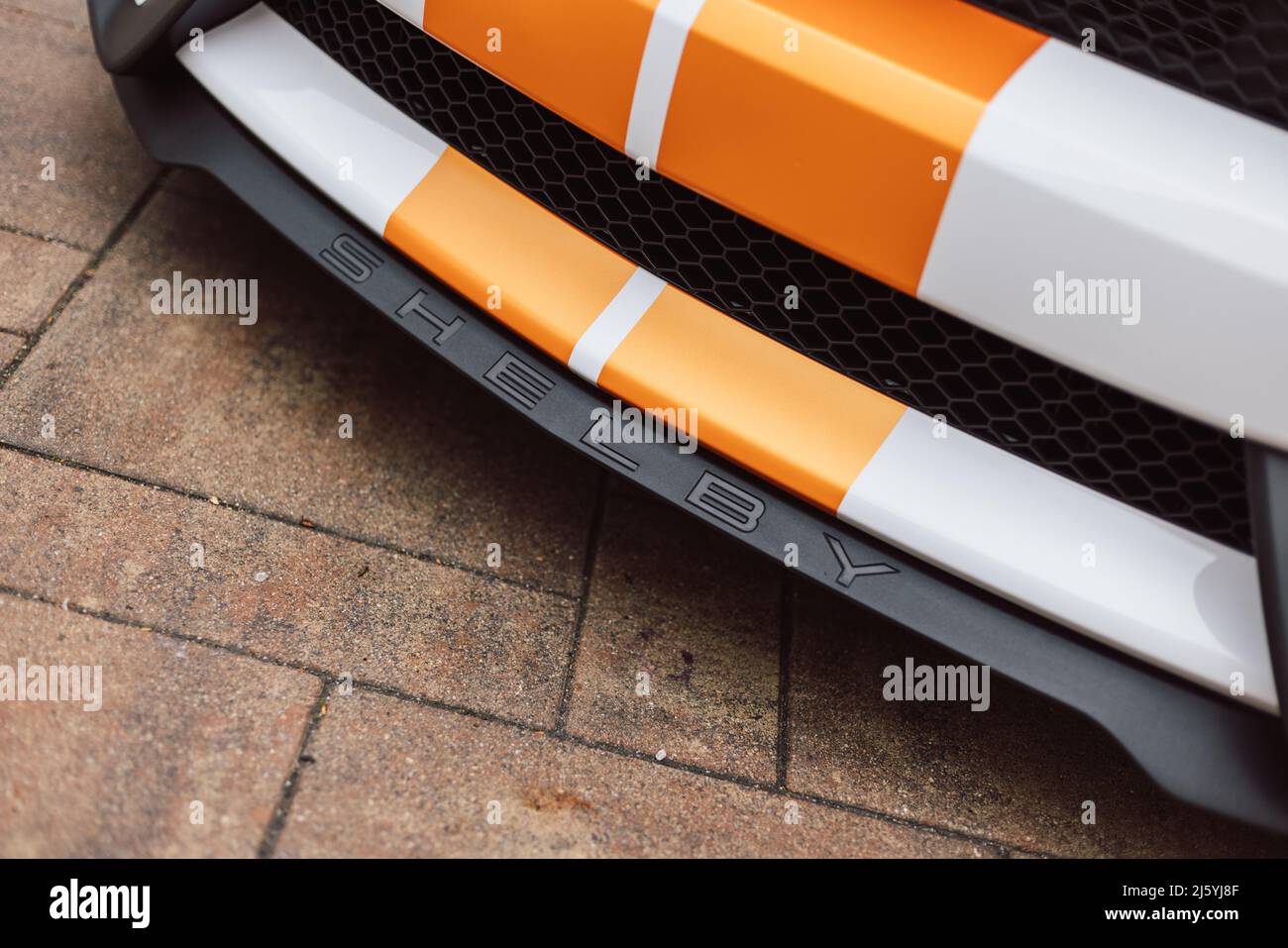 Slovenia, Lubiana - Marzo 24 2022: Ford Mustang Shelby GT350 bianco con strisce arancioni Foto Stock