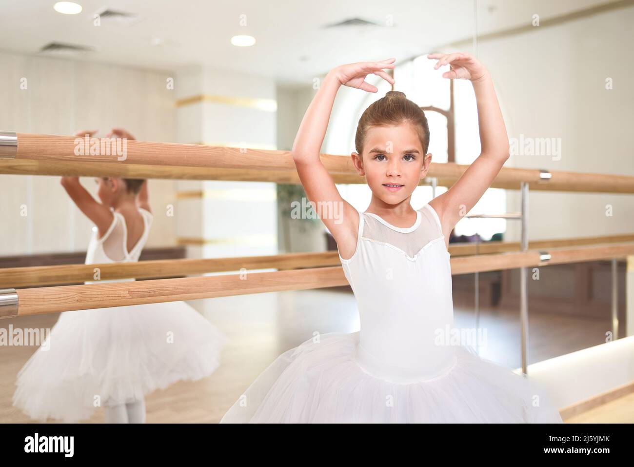 Carino bambina sognare di diventare ballerina professionista in una scuola  di danza classica Foto stock - Alamy