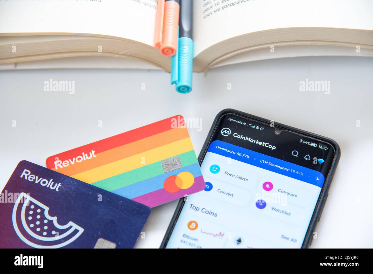 Carta di debito smartphone revolut. App per cellulare criptovaluta trading online banking Foto Stock
