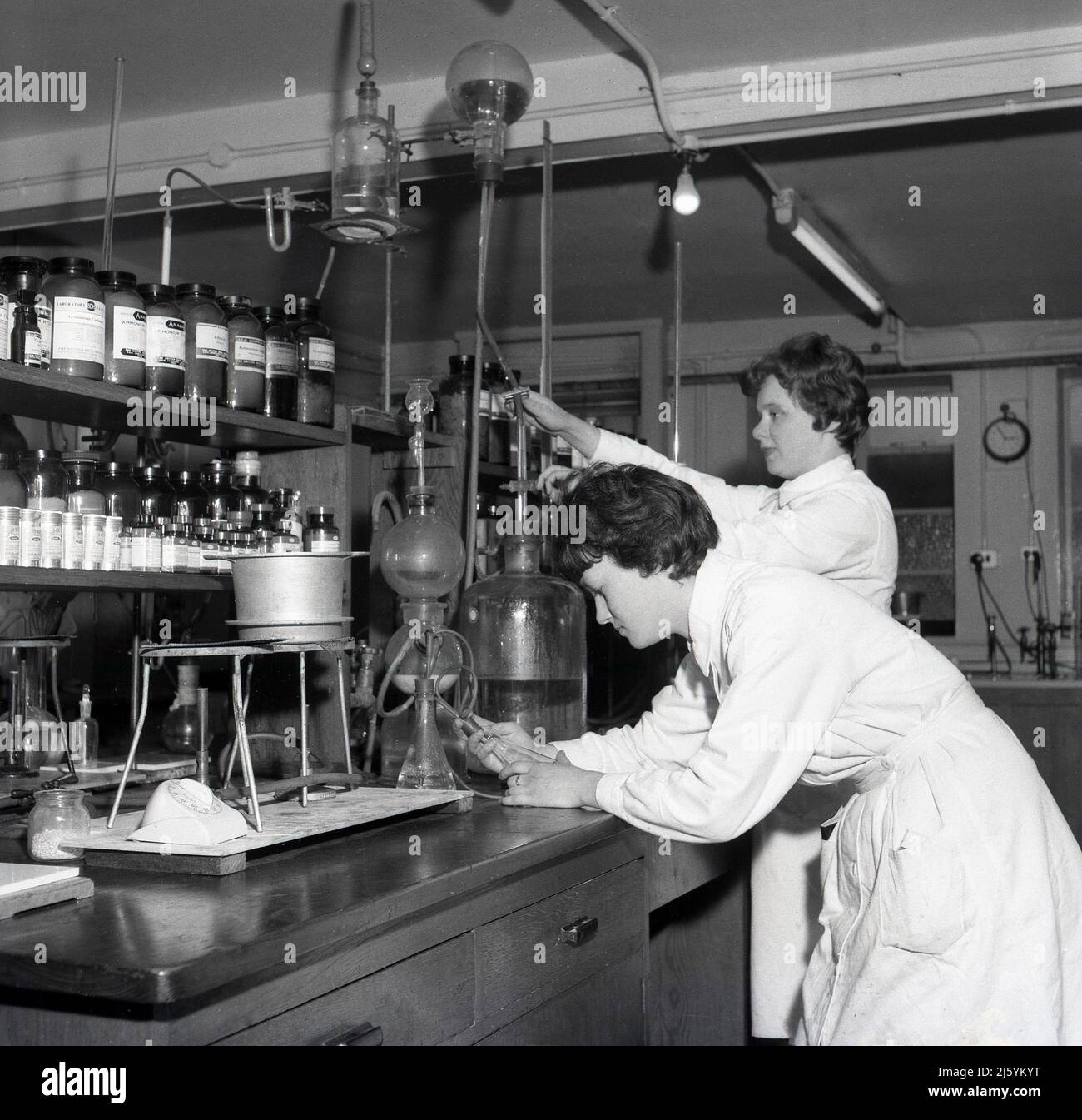 1960s, storica, due scienziati alimentari femminili rivestiti di bianco al lavoro in un laboratorio presso una società di conservazione della frutta, Oxford, Inghilterra, Regno Unito. Foto Stock