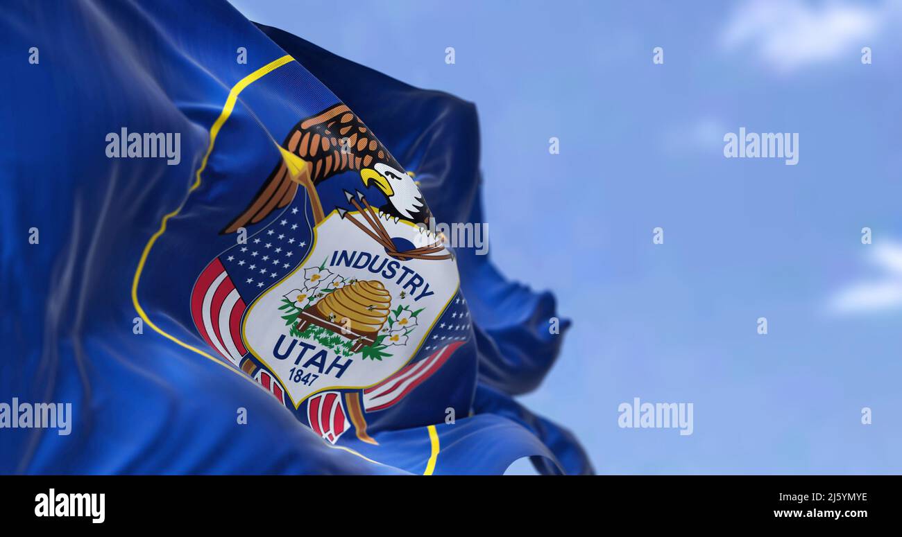 La bandiera di stato degli Stati Uniti dello Utah sventola nel vento. Lo Utah è uno stato della regione Mountain West degli Stati Uniti occidentali. Democrazia e indipendenza. Foto Stock