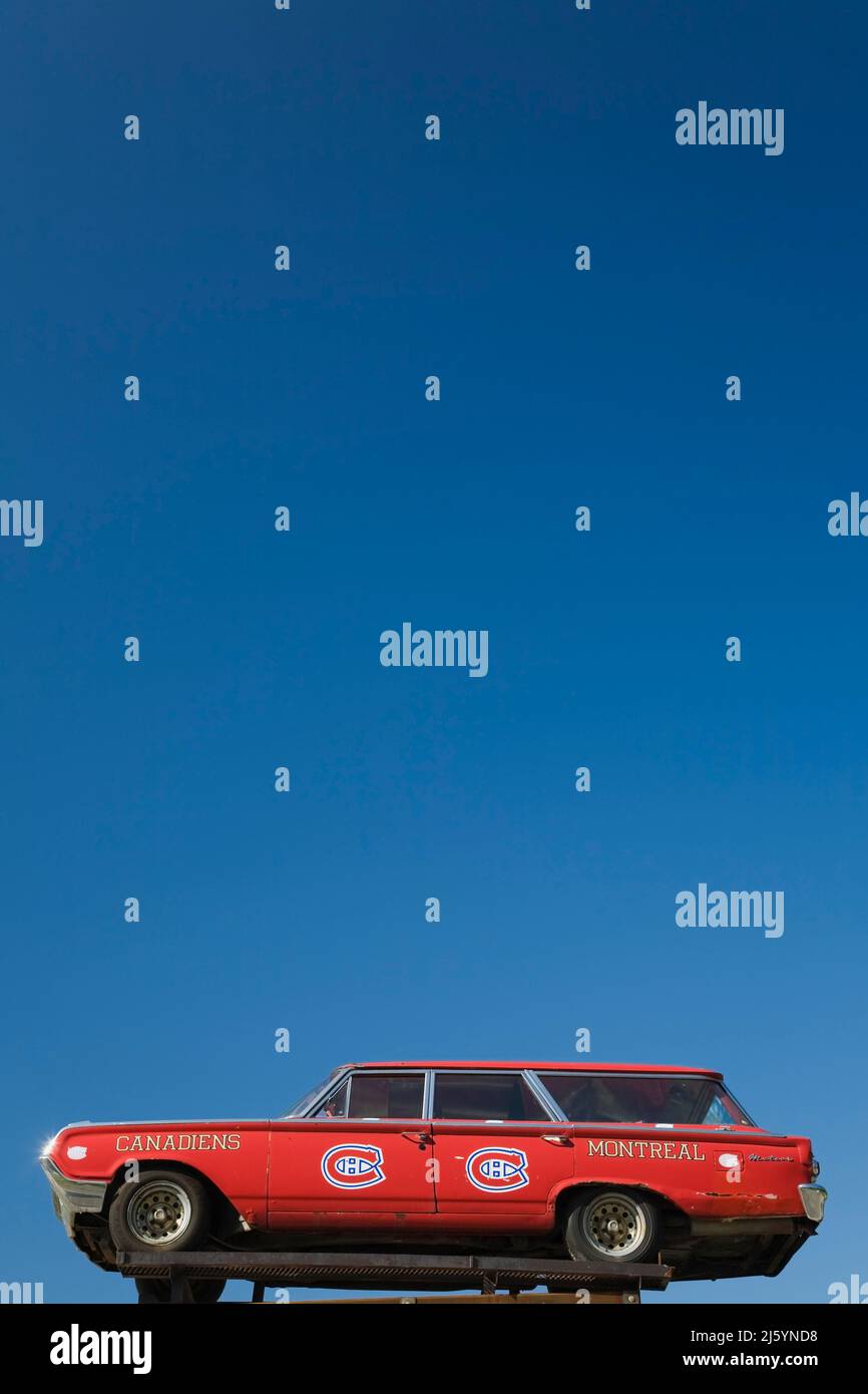 Station wagon rossa su un ascensore e dipinta con il logo della squadra di hockey Montreal Canadiens, Quebec, Canada. Foto Stock