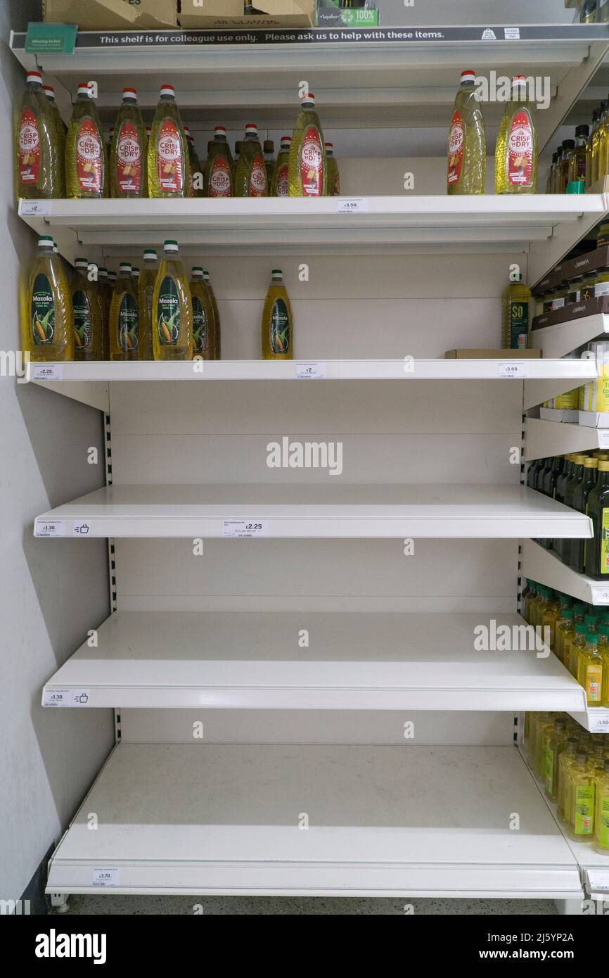 Balham, Londra, 26 aprile 2022: Un ramo di Sainsbury's nel sud di Londra, la maggior parte degli scaffali di olio di girasole e di olio vegetale sono vuoti, in quanto i clienti si riforniscono in anticipo rispetto agli aumenti di prezzo e alle carenze di fornitura create dalla guerra russa contro l'Ucraina. Altre catene di supermercati hanno portato in razionamento per evitare che le persone si accumulino. Ci sono anche penuria di verdure preparate e insalate. Anna Watson/Alamy Live News Foto Stock