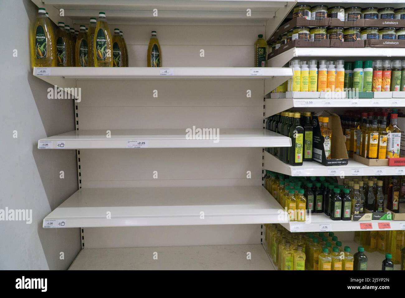 Balham, Londra, 26 aprile 2022: Un ramo di Sainsbury's nel sud di Londra, la maggior parte degli scaffali di olio di girasole e di olio vegetale sono vuoti, in quanto i clienti si riforniscono in anticipo rispetto agli aumenti di prezzo e alle carenze di fornitura create dalla guerra russa contro l'Ucraina. Altre catene di supermercati hanno portato in razionamento per evitare che le persone si accumulino. Ci sono anche penuria di verdure preparate e insalate. Anna Watson/Alamy Live News Foto Stock