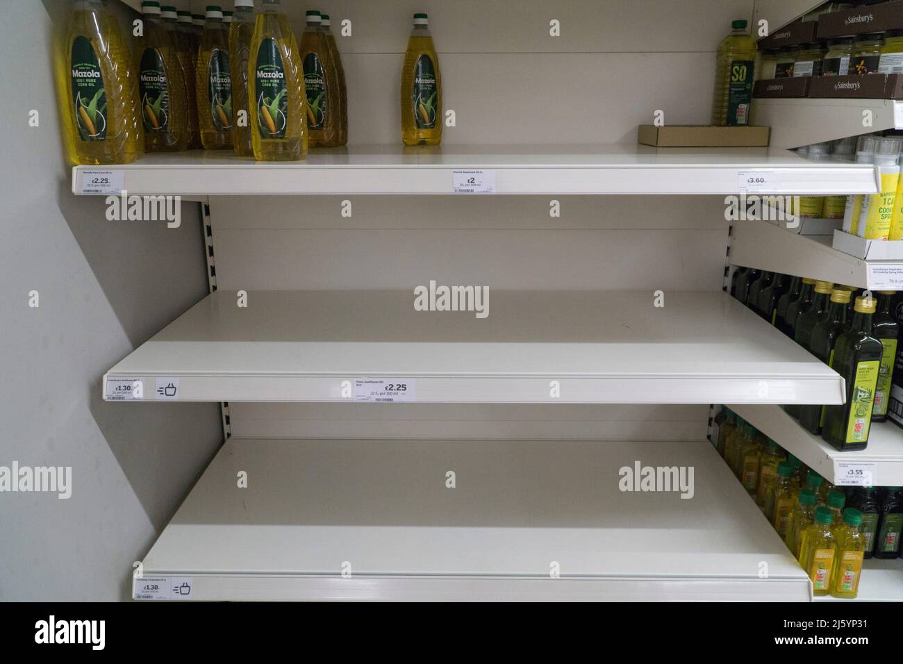 Balham, Londra, 26 aprile 2022: Un ramo di Sainsbury's nel sud di Londra, la maggior parte degli scaffali di olio di girasole e di olio vegetale sono vuoti, in quanto i clienti si riforniscono in anticipo rispetto agli aumenti di prezzo e alle carenze di fornitura create dalla guerra russa contro l'Ucraina. Altre catene di supermercati hanno portato in razionamento per evitare che le persone si accumulino. Ci sono anche penuria di verdure preparate e insalate. Anna Watson/Alamy Live News Foto Stock
