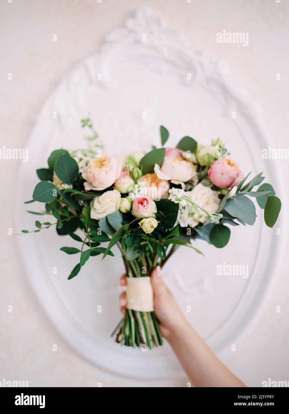 Bel bouquet per il presente. Regalo di San Valentino. Bride contiene un bouquet di peony tenero con fiori bianchi e rosati. Tendenze floristiche. Matrimonio, matrimonio Foto Stock