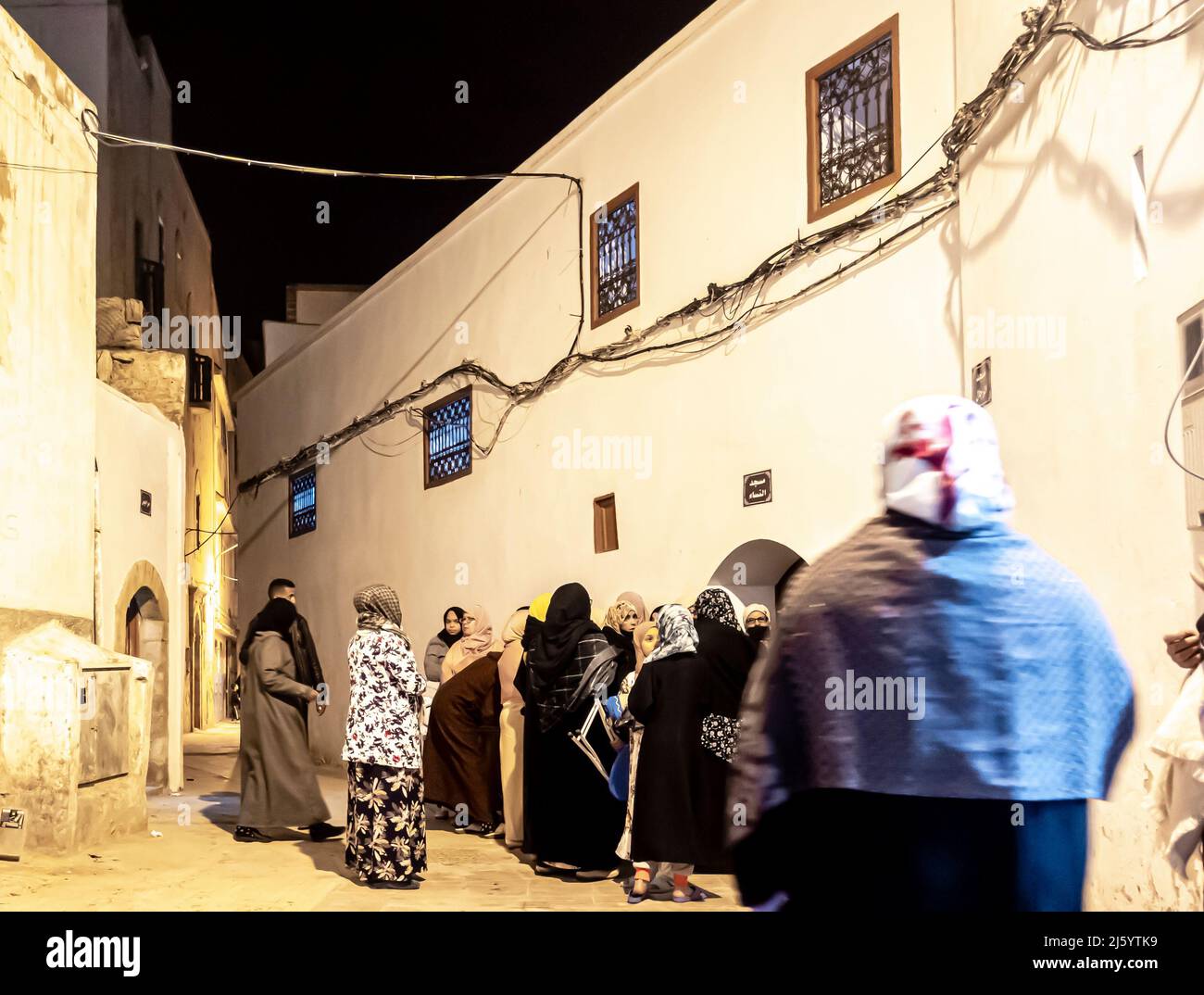 Fila di donne in coda in attesa all'ingresso della moschea locale durante la celebrazione del Ramadan. Essaouira, Marocco Foto Stock