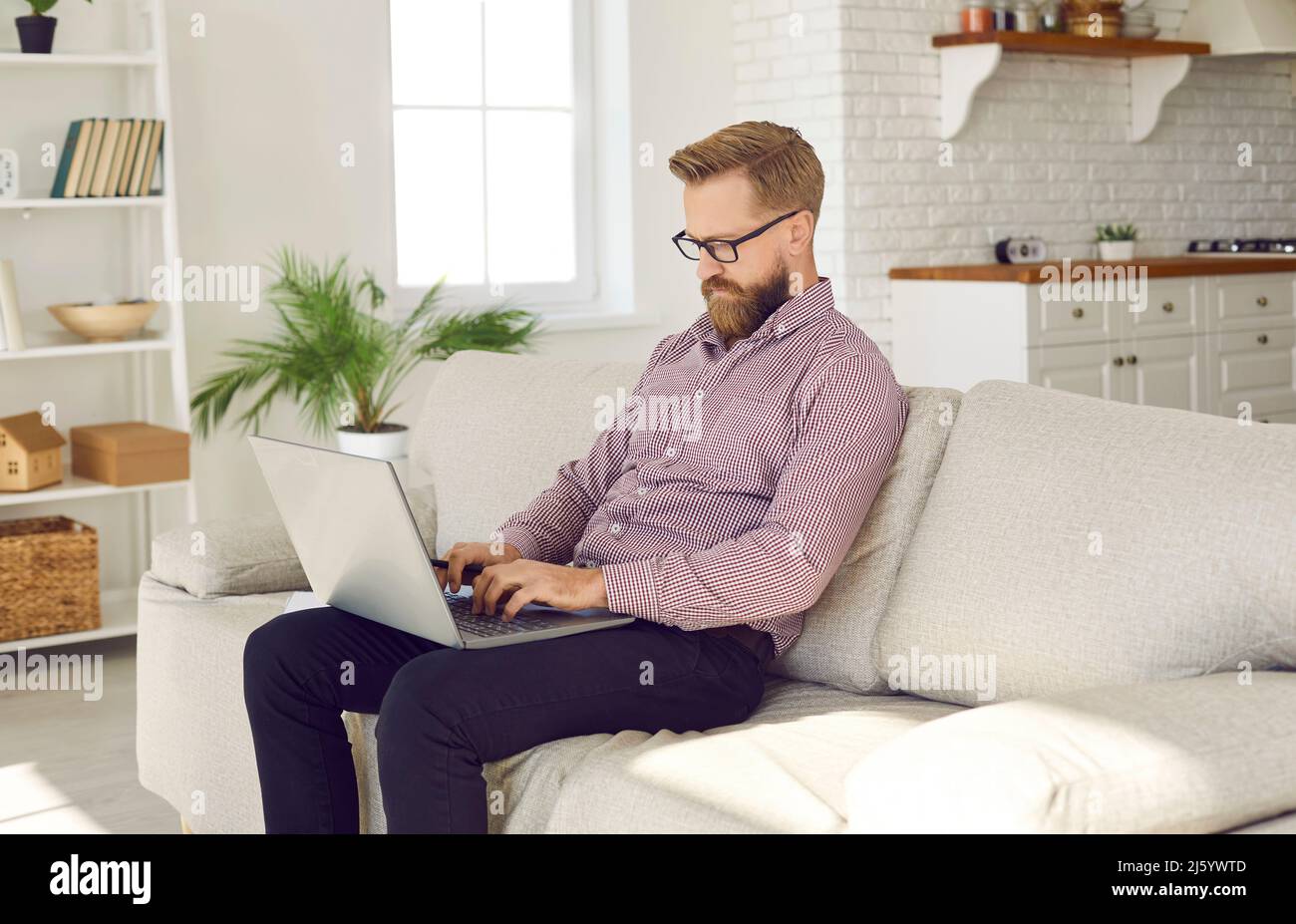 Un uomo d'affari di mezza età lavora al computer in ufficio Foto Stock