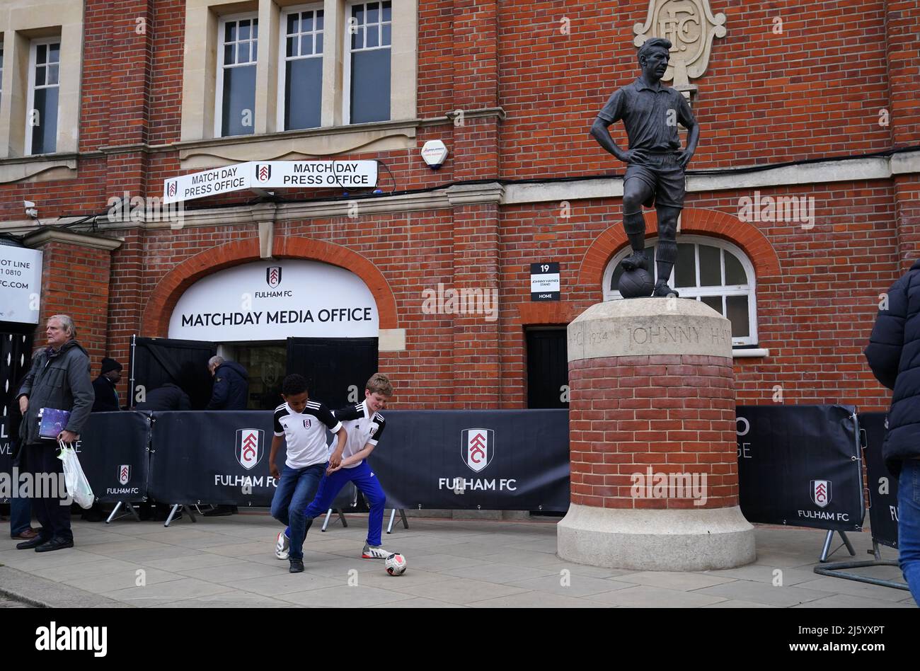 I giovani fan di Fulham giocano a calcio fuori terra prima della partita del Campionato Sky Bet al Craven Cottage di Londra. Data foto: Martedì 26 aprile 2022. Foto Stock