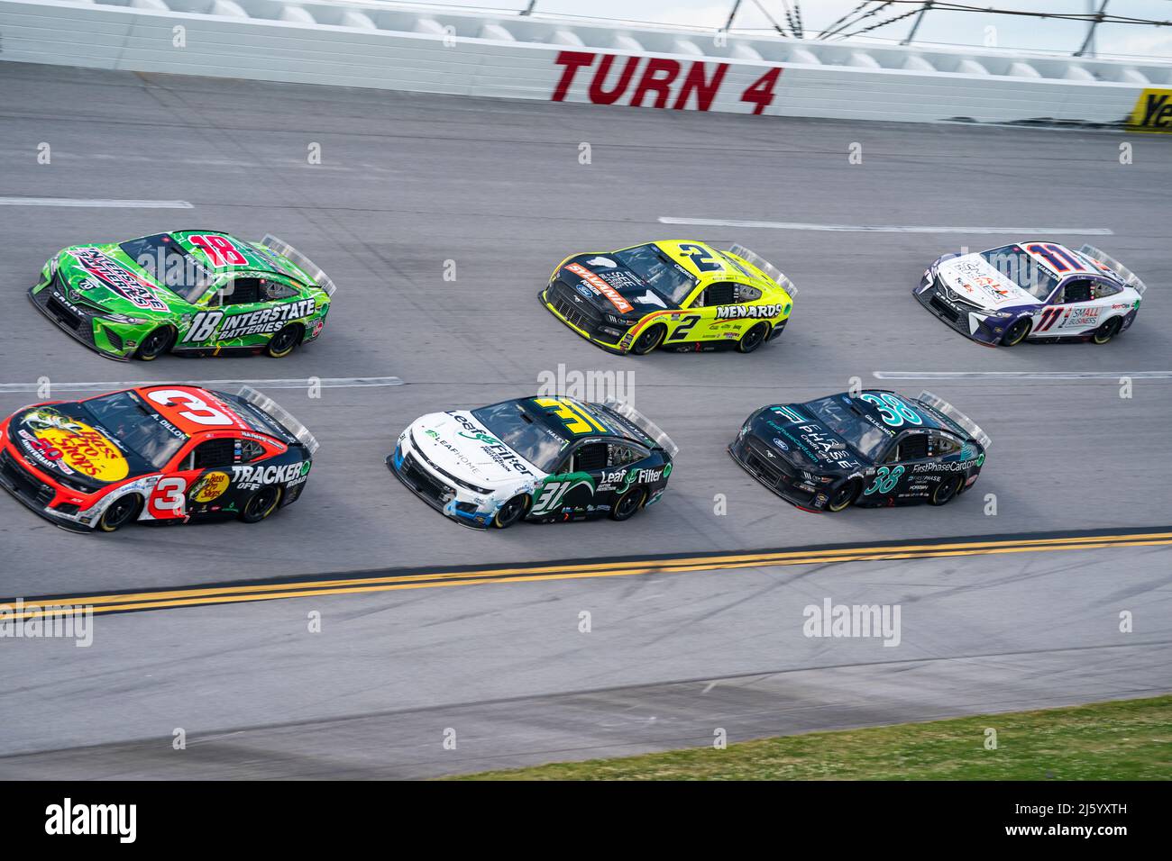 Lincoln, Alabama, Stati Uniti. 24th Apr 2022. Kyle Busch passa attraverso la curva 4 durante l'AG-Pro 300 a Talladega Superspeedway a Lincoln, al. (Credit Image: © Walter G. Arce Sr./ZUMA Press Wire) Foto Stock