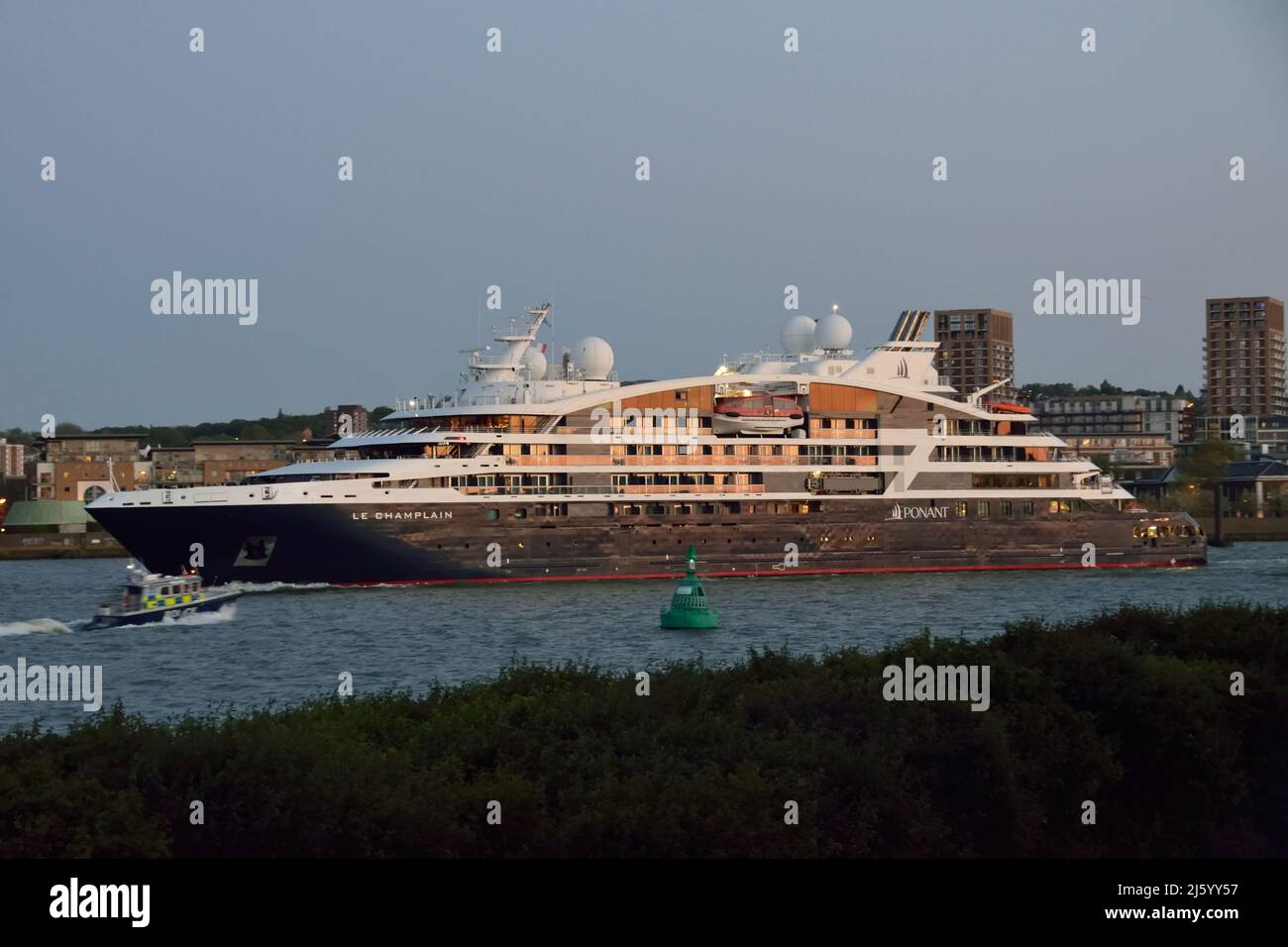 Ponant Cruises nave le Champlain è la strada lungo il fiume Tamigi al tramonto dopo aver pagato una scalata al porto di Londra Foto Stock