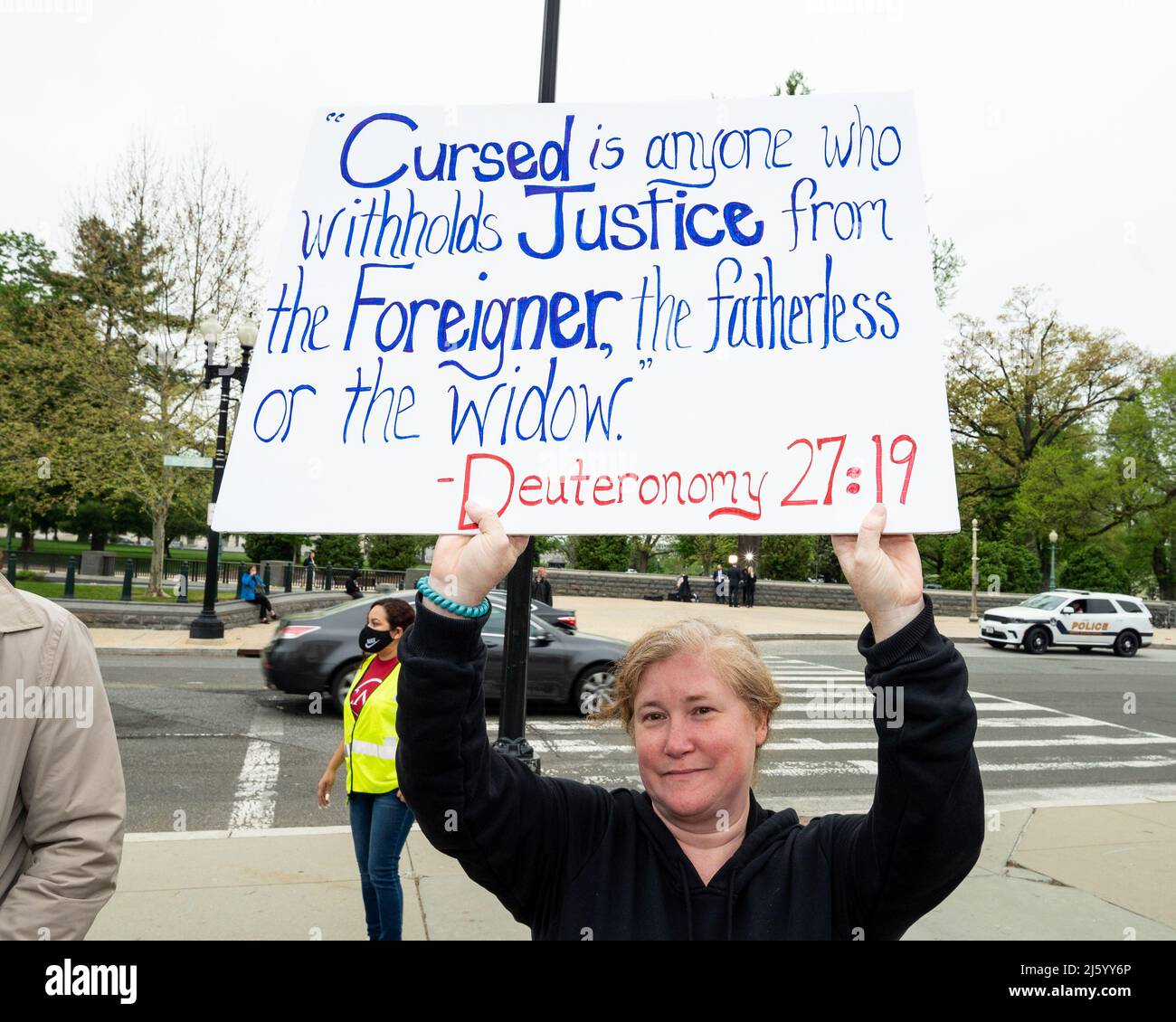 Washington, Stati Uniti 26th Apr, 2022. Donna con un segno che dice: "Maledetto è chiunque nega la giustizia a uno straniero, l'orfano o la vedova. - Deuteronomio 27:19' per una protesta contro la politica "rimanere in Messico" di fronte alla Corte Suprema. (Foto di Michael Brochstein/Sipa USA) Credit: Sipa USA/Alamy Live News Foto Stock