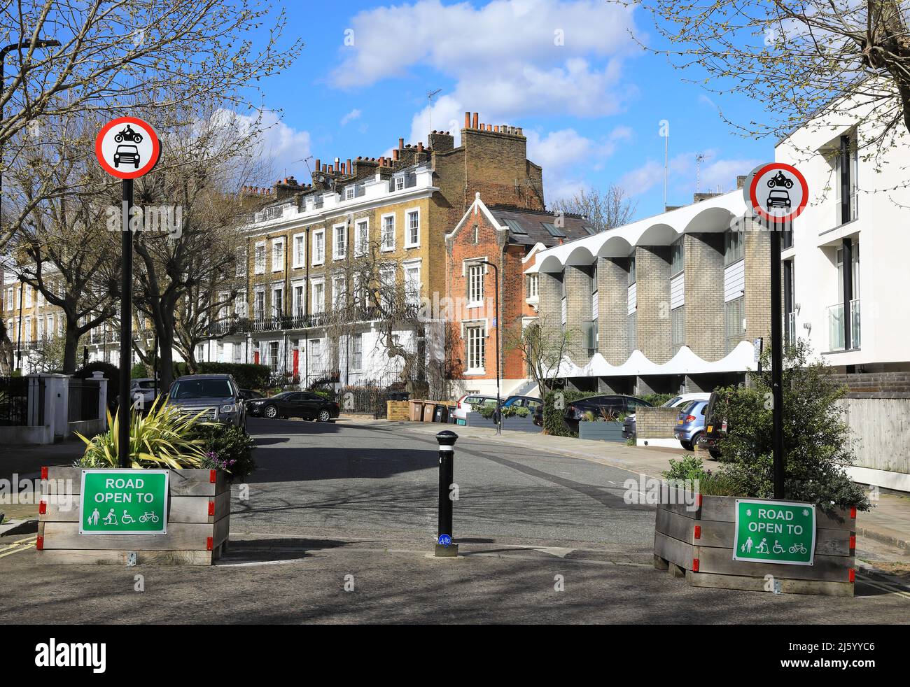 Non ci sono auto o moto in Albert Street a Camden Town, nel nord di Londra, Regno Unito Foto Stock