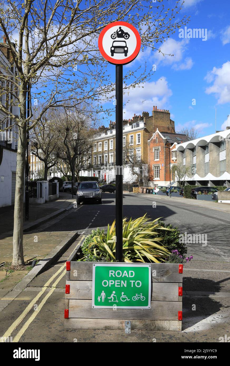 Non ci sono auto o moto in Albert Street a Camden Town, nel nord di Londra, Regno Unito Foto Stock