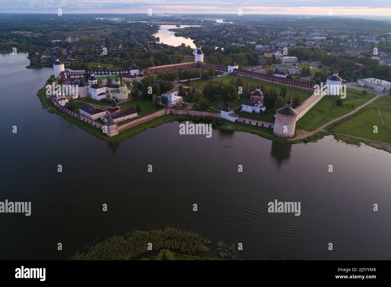 Vista da un'altezza dell'antico monastero di Kirillo-Belozersky all'inizio di agosto mattina. Kirillov. Regione di Vologda, Russia Foto Stock