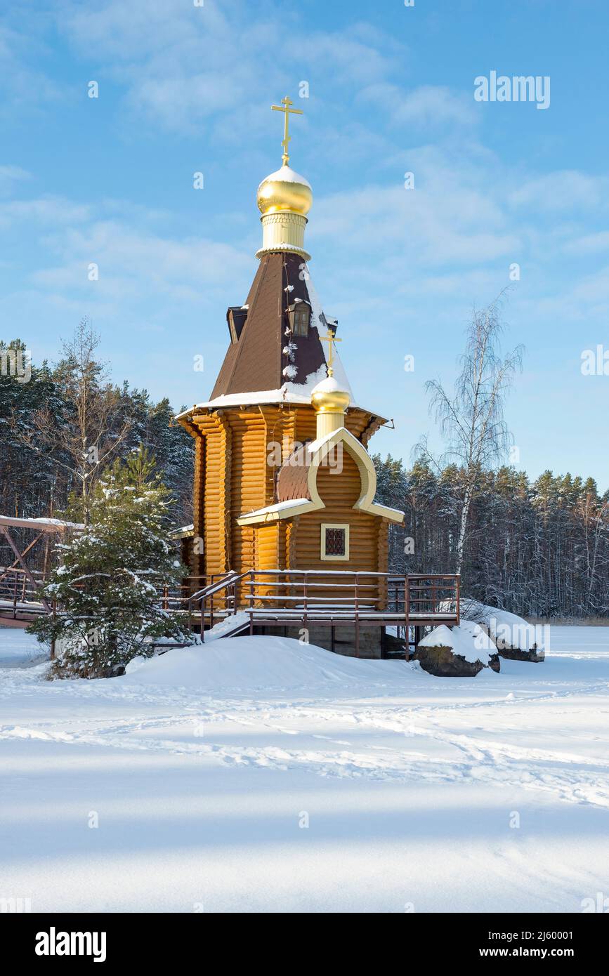 La Chiesa di Sant'Andrea il primo chiamato sul fiume Vuoksa ghiacciato in un giorno di febbraio soleggiato. Dintorni del villaggio di Vasilevo. Leningrado Regio Foto Stock